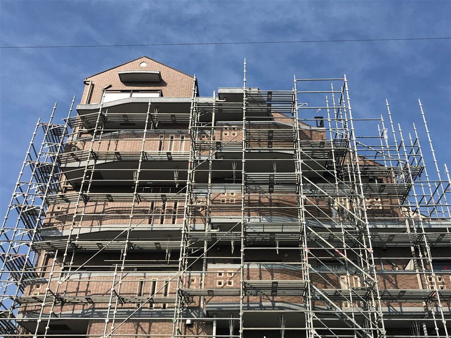足場を組んだマンション