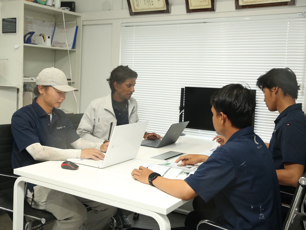 事務所での打ち合わせ